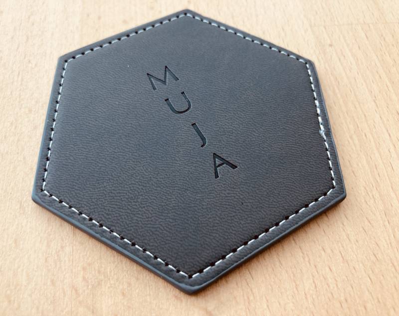 sous bock en cuir gris avec marquage à chaud et couture blanche de forme hexagone pour distributeur de boisson whisky à Ajaccio 20